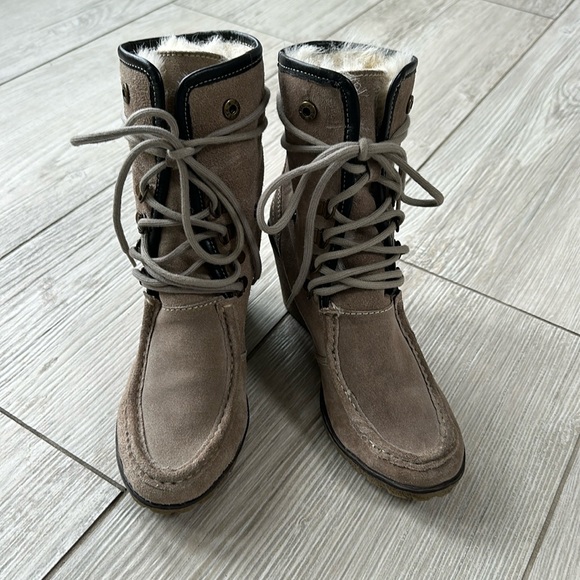 Sketchers Tan Suede ankle Boots - Picture 2 of 5